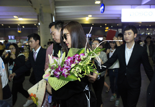 Giữa đêm khuya nhưng sự hiện diện của Ha Ji Won đã khiến sân bay Nội Bài trở nên sôi động.