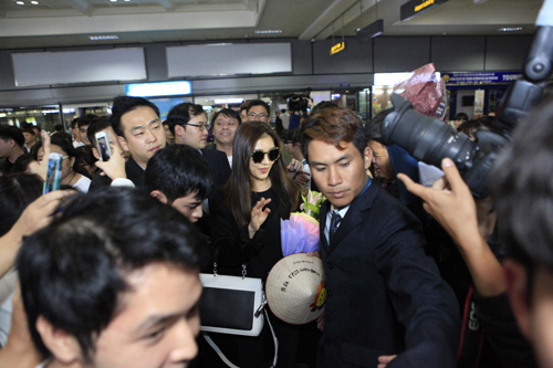 Ha Ji Won được fan vây kín tại sân bay Nội Bài. Tuy vậy, cô vẫn thân thiện đón nhận tình cảm nồng nhiệt từ fan Việt.
