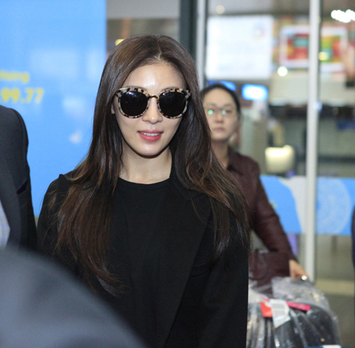 Đúng 22h ngày 14/11, nữ diễn viên nổi tiếng Hàn Quốc Ha Ji Won của bộ phim 'Hoàng hậu Ki' đã có mặt tại sân bay Nội Bài. Đây là lần đầu tiên Ha Ji Won tới Hà Nội để tham gia sự kiện kỷ niệm 25 năm tổ chức Phẫu thuật nụ cười do cô làm đại sứ hình ảnh.