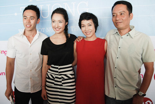 Hình ảnh của Anna Trương bên bố mẹ cùng bạn trai của mình.