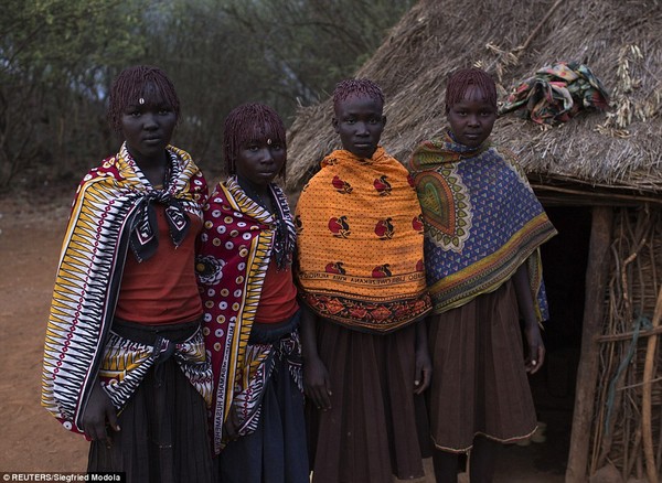 Tại vùng nông thôn của dân tộc Kenya (miền Đông châu Phi), bốn cô gái trẻ phải trải qua lễ bỏ trinh tiết để trở thành phụ nữ theo truyền thống của bộ tộc.