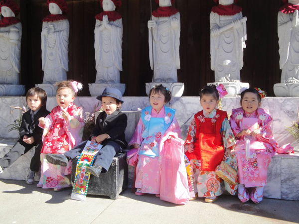 Các bé trai khoác áo jacket và mặc quần hakama, trong khi đó, các bé gái lại mặc một loại kimono đặc biệt.