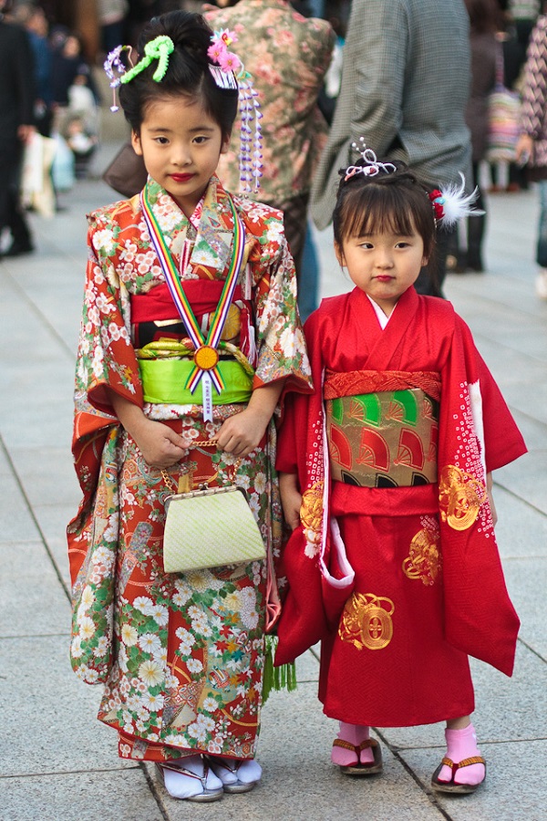Đặc biệt, khi bọn trẻ được 7 tuổi, các bé gái sẽ mặc bộ đồ kimônô có gắn hoa ở đằng sau, còn khi lên 5 tuổi, các bé trai sẽ mặc hakama.