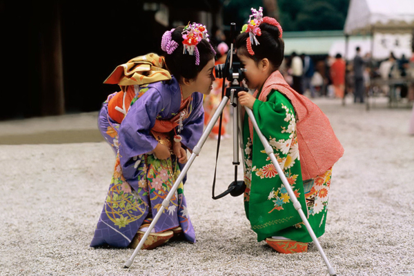 Vào thời Edo (1603-1868), lễ hội shichi-go-san trở nên phổ biến hơn. Lúc này người dân bắt đầu tới các ngôi đền để cầu nguyện.