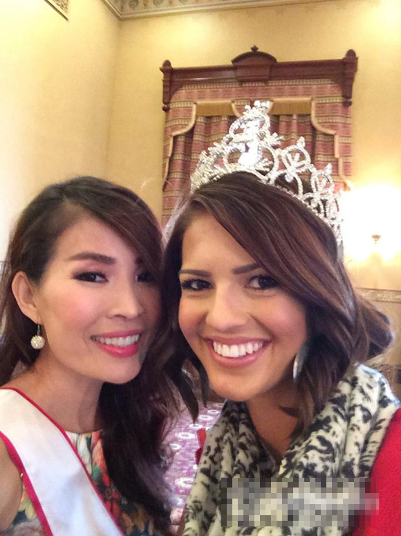 Cô chụp ảnh cùng đương kim Hoa hậu Quý bà Thế giới.