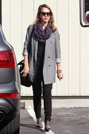 Jessica Alba giản dị với phong cách menswear cá tính: blazer oversized, áo thun và quần đen ôm cùng boots bệt.