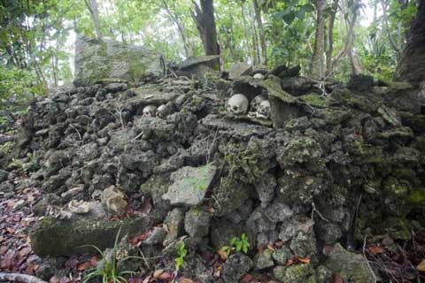 Hộp sọ mang lên đảo thường được đặt theo từng nhóm trong các ngôi mộ chung xây dựng đơn sơ bằng gỗ, đá và các tảng san hô tìm được ngay trên hòn đảo.