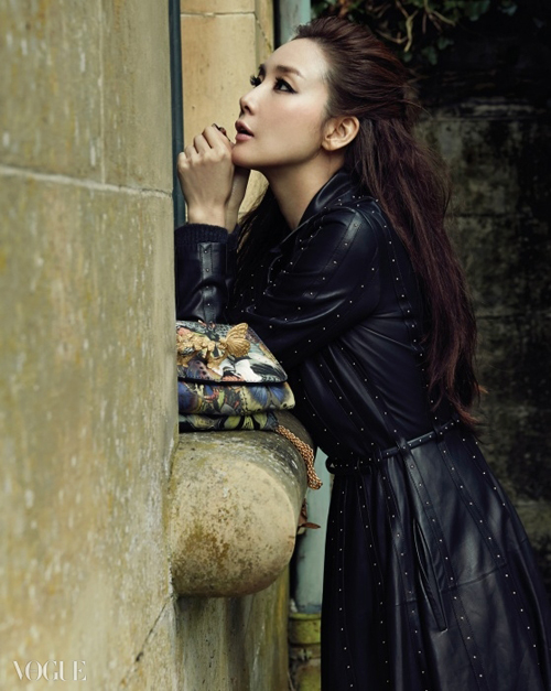 Sở hữu gương mặt đẹp, trong sáng, Choi Ji Woo được chú ý ngay từ những năm đầu mới vào nghề.
