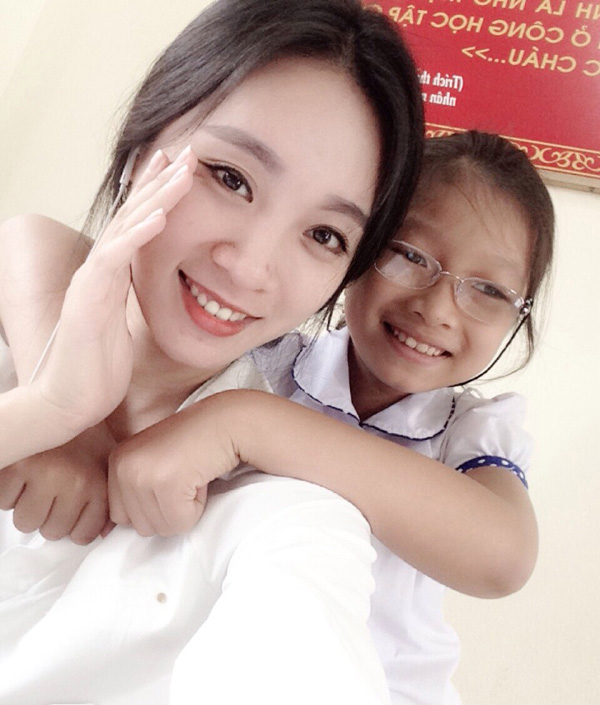 Cô giáo 9x xinh đẹp này Bùi Thị Hải Vân, hiện tại đang công tác tại trường Tiểu học thị trấn Trời, huyện Hoành Bồ, Quảng Ninh.