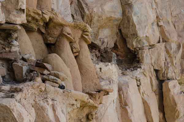 Việc mai táng người chết trong những chiếc quách hình người rồi đặt trên các vách đá đã được người Chachapoya tiến hành phổ biến trong hàng nhiều thế kỷ, xuyên suốt lịch sử tồn tại của họ.