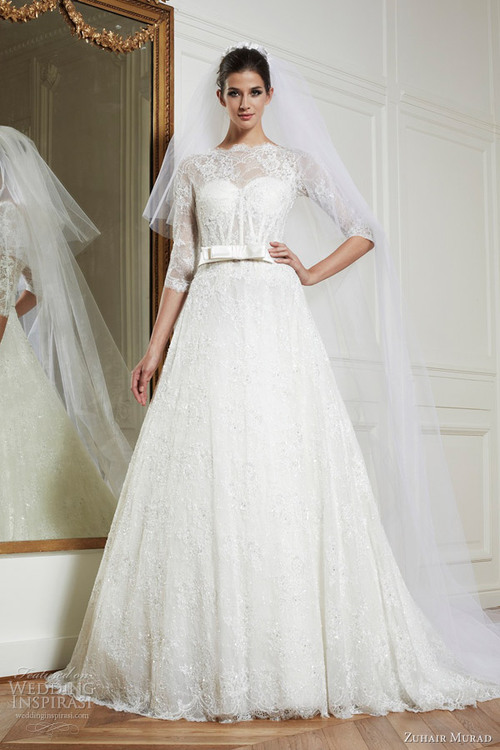 Thân váy thiết kế tối giản bằng lớp vải dày dặn giúp giữ ấm cho cô dâu.