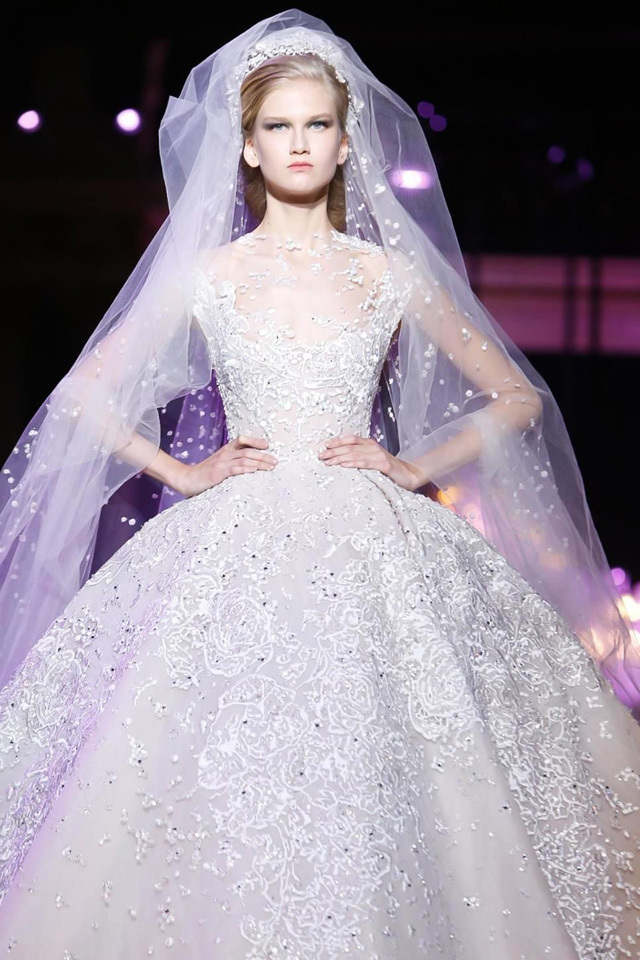 Chất liệu vải voan cao cấp dệt họa tiết nhỏ li ti và xếp chồng nhiều lớp vải mang đến chiếc váy cưới lộng lẫy như công chúa.