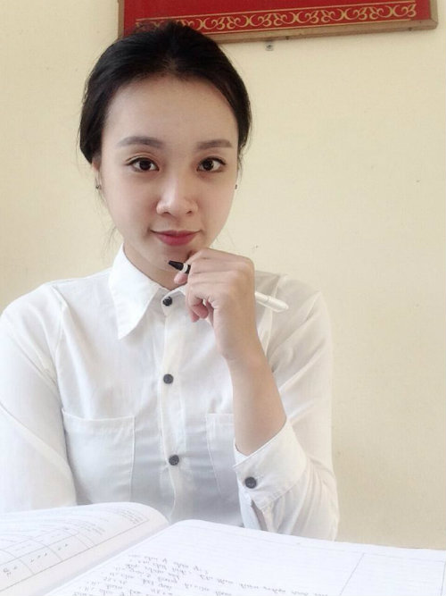 Với vẻ ngoài xinh đẹp cùng khuôn mặt V-line, sở hữu làn da trắng mịn Hải Vân đang là cô giáo xinh đẹp thu hút sự chú ý của cộng đồng mạng Facebook năm nay.