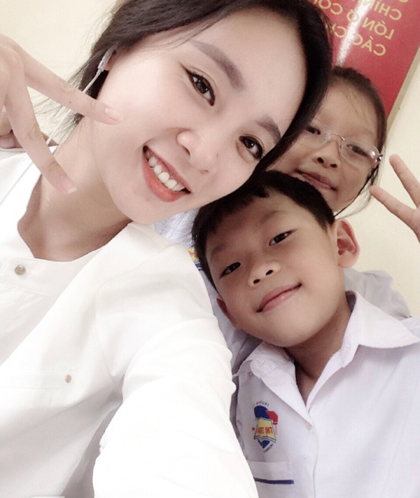 Cô giáo 9x xinh đẹp Bùi Thị Hải Vân, hiện tại đang công tác tại trường Tiểu học thị trấn Trời, huyện Hoành Bồ, Quảng Ninh.