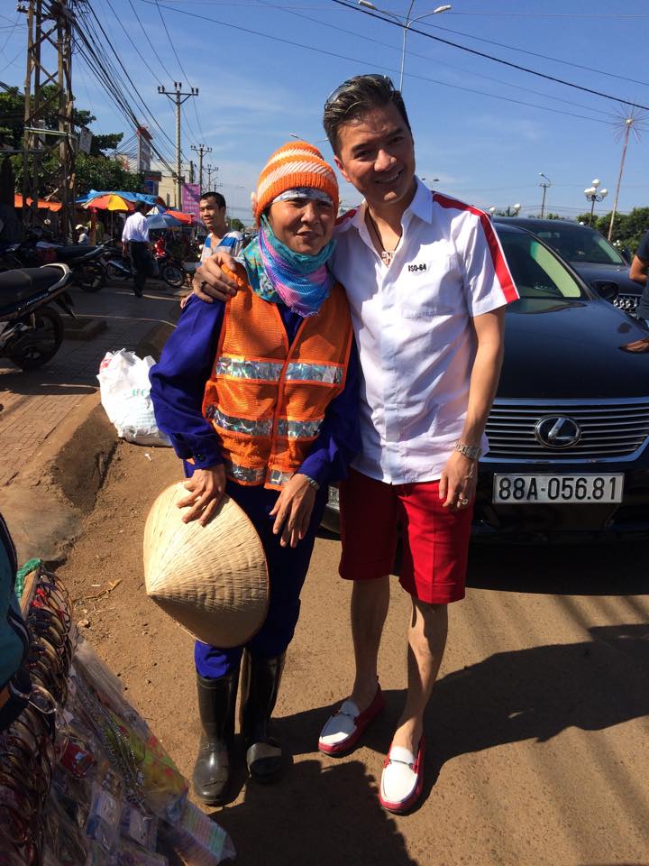 Đàm Vĩnh Hưng dành được nhiều cảm tình khi đăng bức ảnh trên facebook.Trong ảnh anh chụp ảnh cùng một chị Lao công tại Pleiku.