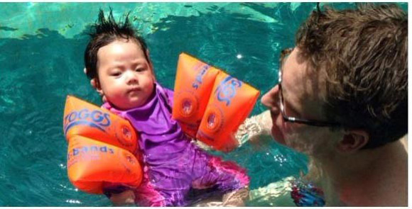 Bé Sol nhà ca sĩ Đoan Trang mới được 2 tháng tuổi đã được bố mẹ đưa đi bơi.