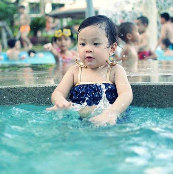 Bé Sumo của gia đình MC Diệp Chi thích bơi từ bé. Cô bé không hề tỏ ra sợ sệt khi xuống hồ bơi.
