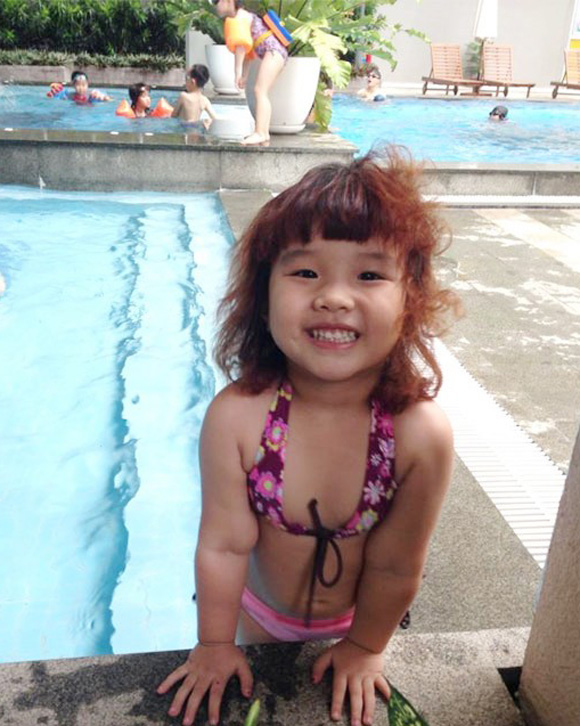 Bé Zon, con gái diễn viên hài Thành Trung và ca sĩ Thu Phượng, tạo dáng nhí nhảnh ở hồ bơi.