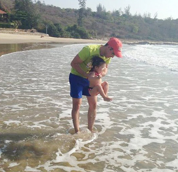 Trong khi đó, nhóc Cát - con gái của cặp đôi Huy Khánh - Mạc Anh Thư - lại có vẻ rất sợ nước và không dám đặt chân xuống khi đi biển cùng bố mẹ.