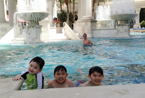 Cả ba cậu nhóc - Bằng Phương, Bằng Anh, Bằng Trương - đều hào hứng lặn ngụp dưới nước.