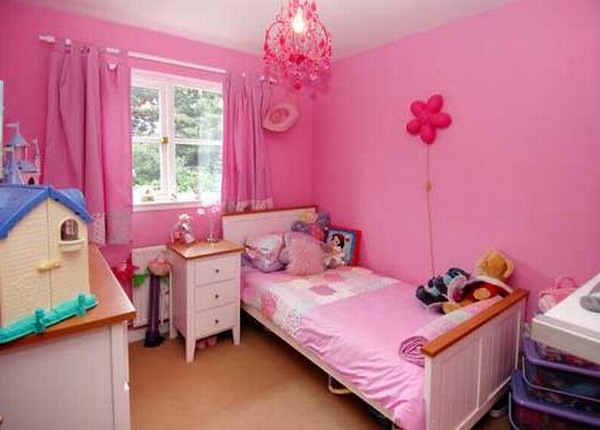 Phòng ngủ đẹp với đồ nội thất màu hồng.