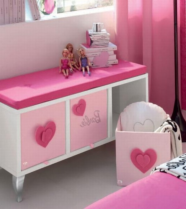 Trang trí phòng ngủ nhỏ với sổ hồng kệ búp bê.