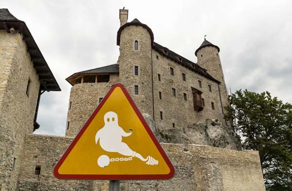 “Cẩn thận có ma” – biển báo ở lâu đài Bobolice, Ba Lan
