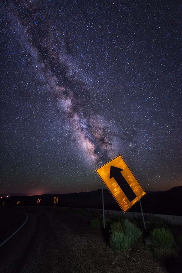 Biển báo chỉ lên dải sao trên bầu trời Utah.