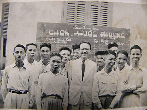 Thầy và trò trường trung học Chơn Phước Phượng (Đồng Hới, Quảng Bình) tươi cười chụp ảnh kỷ niệm cùng nhau năm 1953.