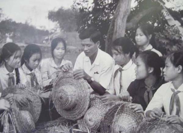 Ngoài dạy chữ, thầy giáo còn dạy học trò đan mũ rơm. Những năm kháng chiến, phong trào 'mũ rơm đi học' lan khắp miền Bắc.