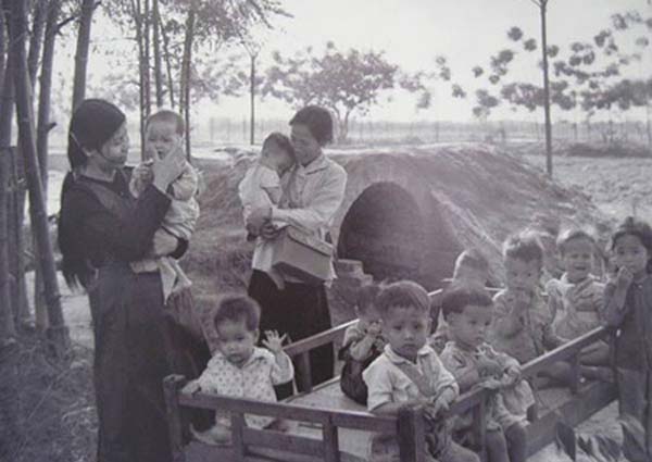 Những cô giáo nuôi dạy trẻ ở Đông Anh (Hà Nội) chăm sóc học sinh mầm non ngay cạnh hầm trú ẩn.