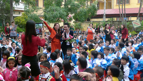 Nam ca sĩ Tùng Dương hạnh phúc trong vòng tay thầy cô, bạn bè ở mái trường xưa.