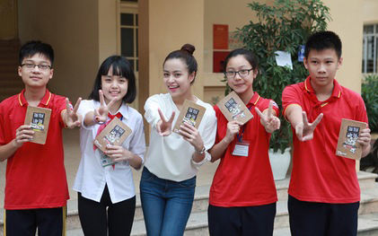 Hoàng Thùy Linh xinh tươi, năng động bên những cô cậu học trò ở trường cũ.