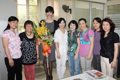 Hoàng Thùy về thăm trường ĐH Kiến Trúc sau thành công từ Việt Nam Next Top Model.