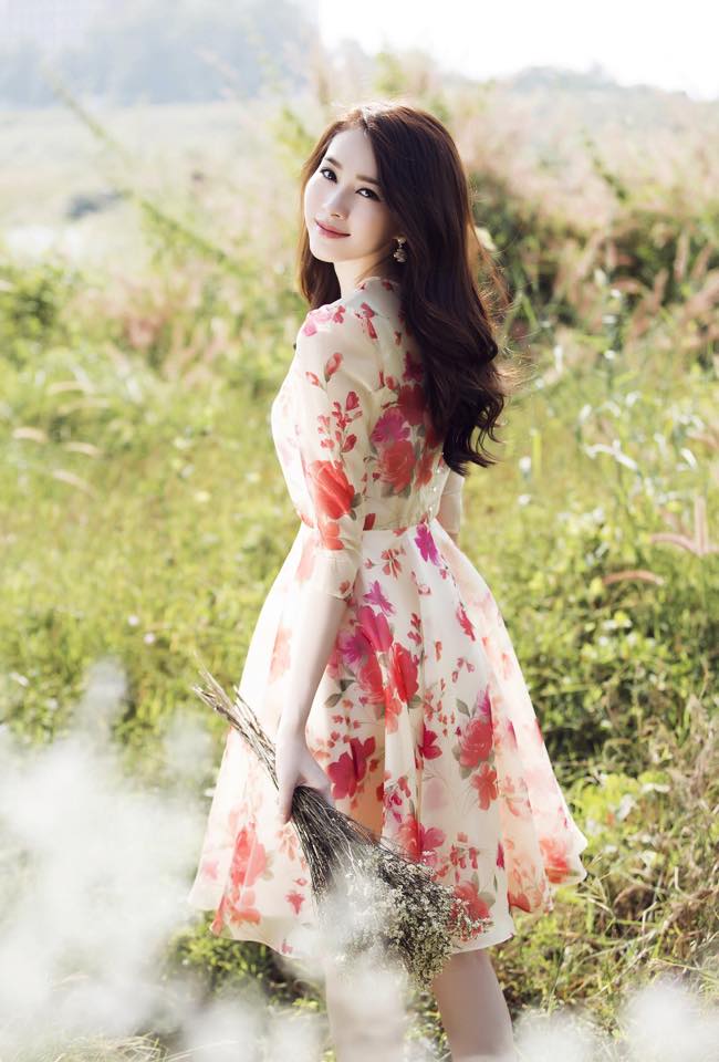 Hoa hậu Đặng Thu Thảo đẹp tinh khôi, dịu dàng trên đồng cỏ, trong bộ ảnh mới.