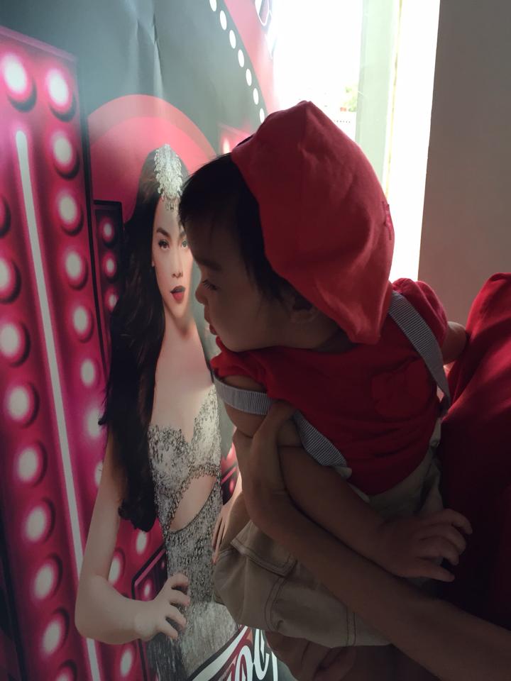 Xuân Lan khoe ảnh bé Thỏ hôn vào poter của Hà Hồ và gửi lời chúc live show của nữ ca sĩ diễn ra hôm nay sẽ thành công.