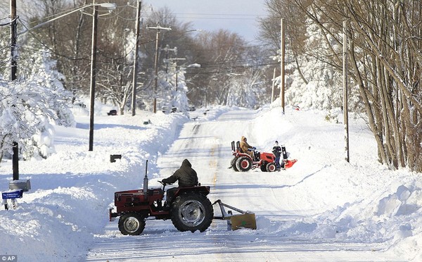 Nhân viên vệ sinh phải dọn tuyết liên tục để đảm bảo an toàn giao thông trên các tuyến đường.