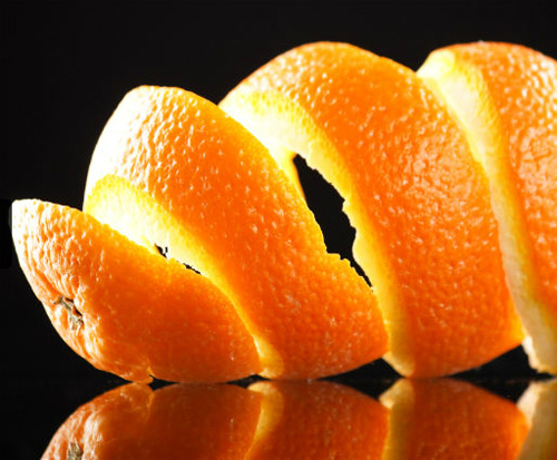 Vỏ cam giúp tan đờm - vỏ cam rất giàu vitamin C, protein, carotene và một số chất dinh dưỡng khác. Ngoài ra, vỏ cam có tác dụng điều trị chứng đầy bụng, ho có đờm.