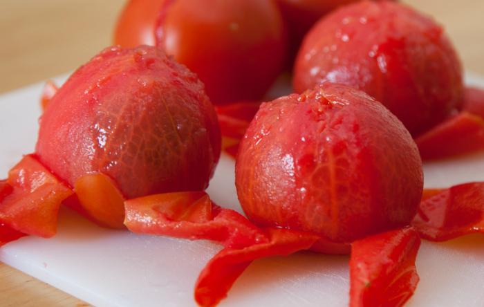 Lycopene trong vỏ cà chua là chất chống oxy hóa mạnh nhất được tìm thấy trong các chất tự nhiên, có thể ngăn ngừa bệnh tim mạch, cải thiện khả năng miễn dịch, ngừa ung thư. Ngoài ra, vỏ cà chua da còn giúp bảo vệ đường ruột.