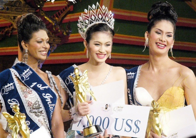 Cũng trong năm 2004, Nong Poy vinh dự đại diện cho Thái Lan làm thí sinh của cuộc thi quốc tế Miss International Queen và trở thành hoa hậu.
