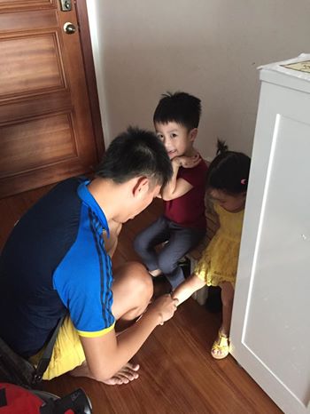 Ốc Thanh Vân chia sẻ hình ảnh chồng cô chuẩn bị cho hai con con đến trường buổi sáng.