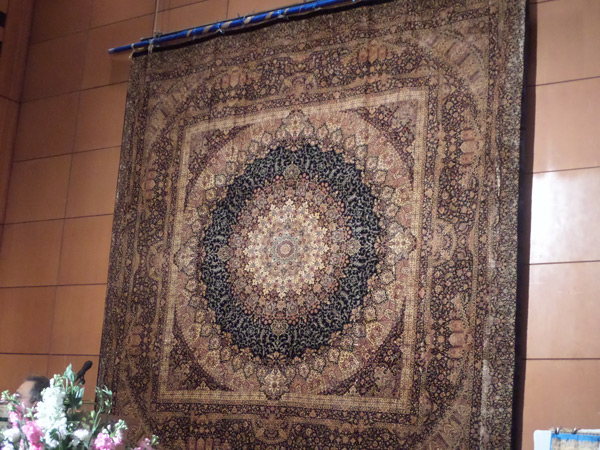 Đặc biệt, triển lãm cũng trưng bày tấm thảm có giá tới 2 triệu USD nổi tiếng thế giới.
