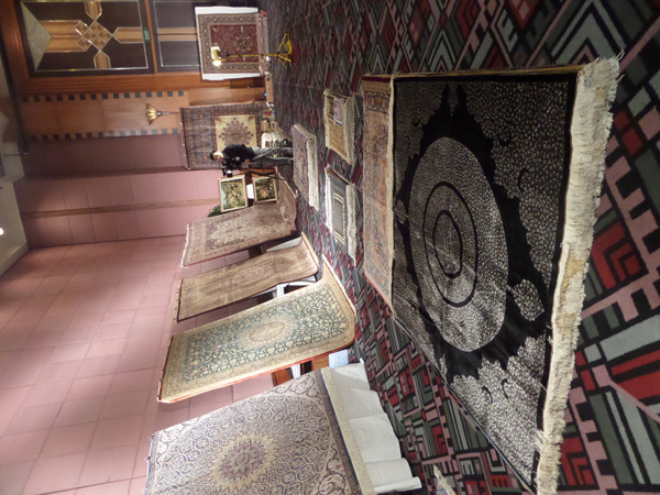 Một số mẫu trang trí trên thảm như Lachak-toranji, Afshan và Moharramat là những mẫu nổi tiếng nhất.