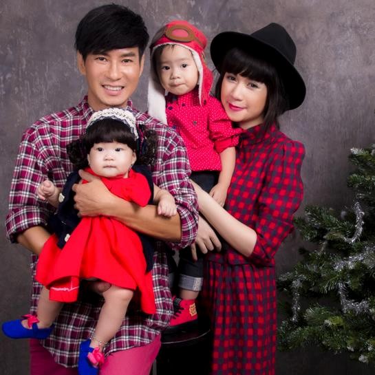 Trong một bộ ảnh được thực hiện vào cuối năm 2013, Lý Hải và Minh Hà hiện đại với mốt áo ca-rô, còn hai con bắt mắt nhờ trang phục tông màu đỏ.