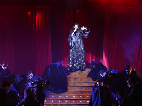 Hồ Ngọc Hà xuất hiện đầy tượng với hình ảnh Tiên Hắc ám, mở đầu live concert 2014.