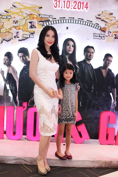 Xuất hiện trong sự kiện ra mắt bộ phim Hương ga tại rạp TP HCM, Trương Ngọc Ánh đã dẫn con gái Bảo Tiên tới giao lưu cùng mẹ.