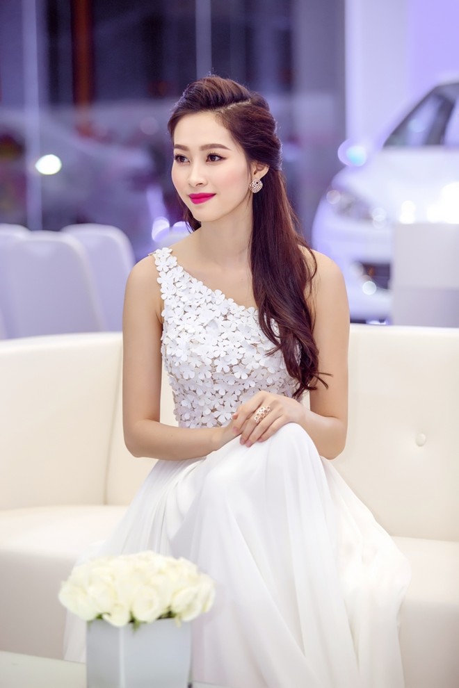 Thiết kế đầm trắng lêch vai này không thực sự sang trọng, nhưng lại tôn lên vẻ yêu kiều tinh khôi của Hoa hậu.