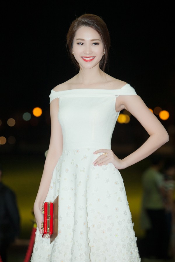 Đôi khi, Hoa hậu làm mới mình bằng hình ảnh trẻ trung. Ví như chiếc đầm trắng kiểu búp bê Barbie này.