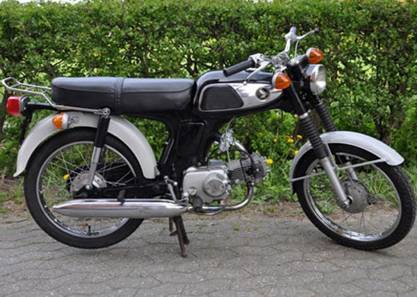 Honda 67 là một trong những mẫu xe côn tay đầu tiên hội tụ đủ các ưu điểm như thiết kế nhỏ gọn, bền bỉ và tiết kiệm nhiên liệu, phù hợp với nhiều địa hình.