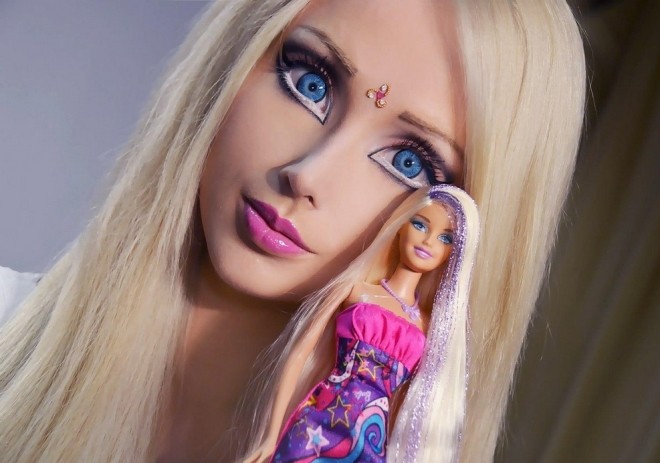 Valeria Lukyanova: Nhắc đến các cô nàng theo đuổi phong cách Barbie, mọi người không thể quên được Valeria Lukyanova, 28 tuổi, người Ukraina - được mệnh danh là búp bê sống hoàn hảo nhất thế giới.
